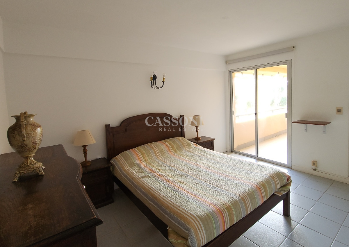 Apartamento ID.2810 - Apartamento 3 dormitorios primera linea frente al mar Playa Mansa Pinares con piscina y cochera
