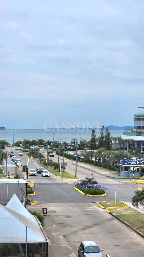 Apartamento ID.4705 - Loft 100% reciclado con vista al mar en Playa Mansa muy próximo al mar