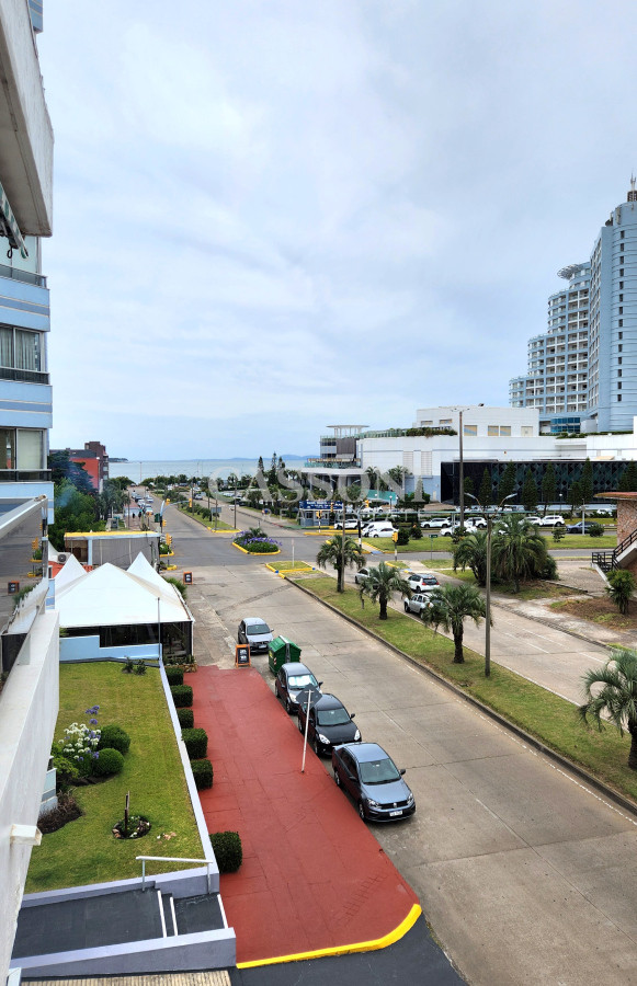 Apartamento ID.4705 - Loft 100% reciclado con vista al mar en Playa Mansa muy próximo al mar