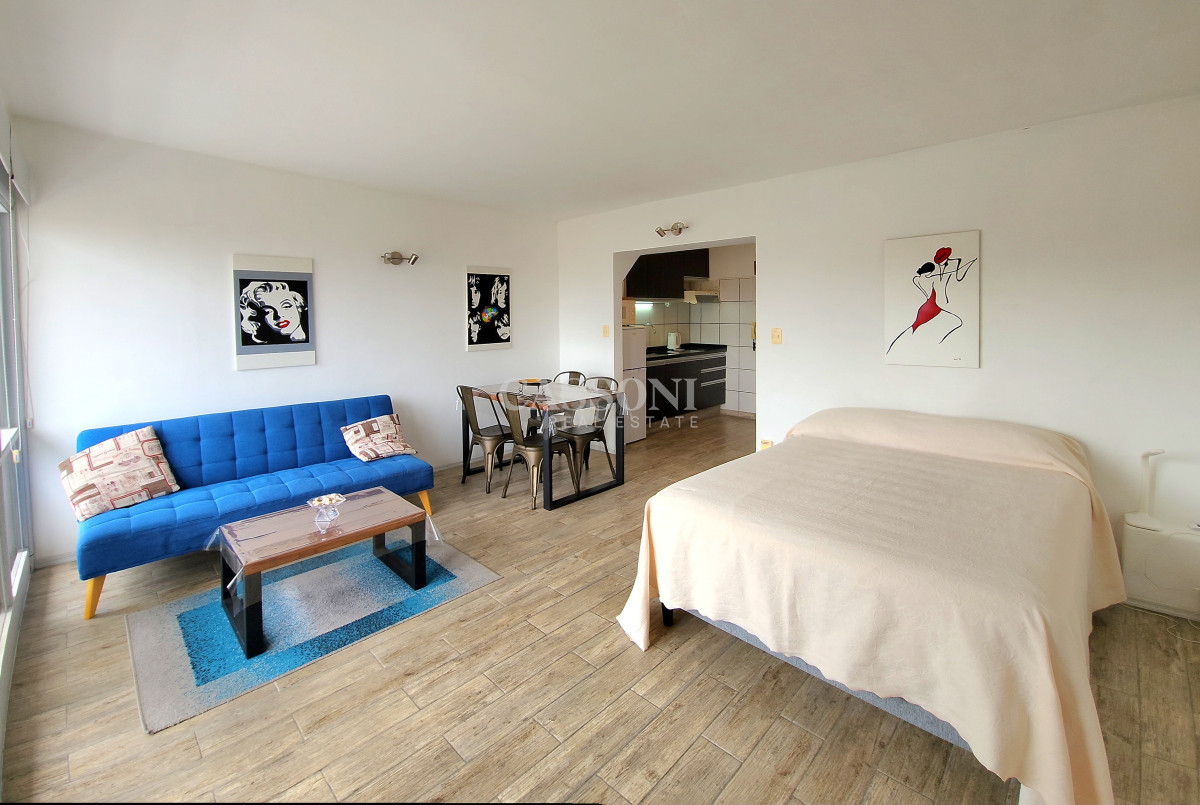 Apartamento ID.4705 - Loft 100% reciclado con vista al mar en Playa Mansa muy próximo al mar