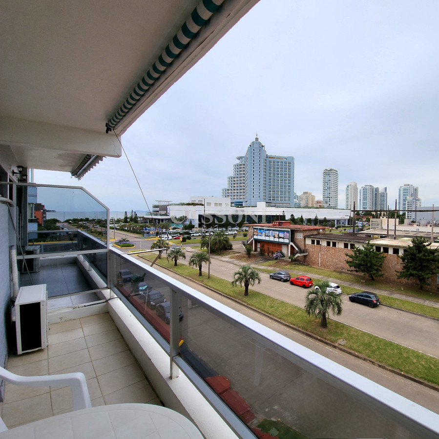 Apartamento ID.4705 - Loft 100% reciclado con vista al mar en Playa Mansa muy próximo al mar