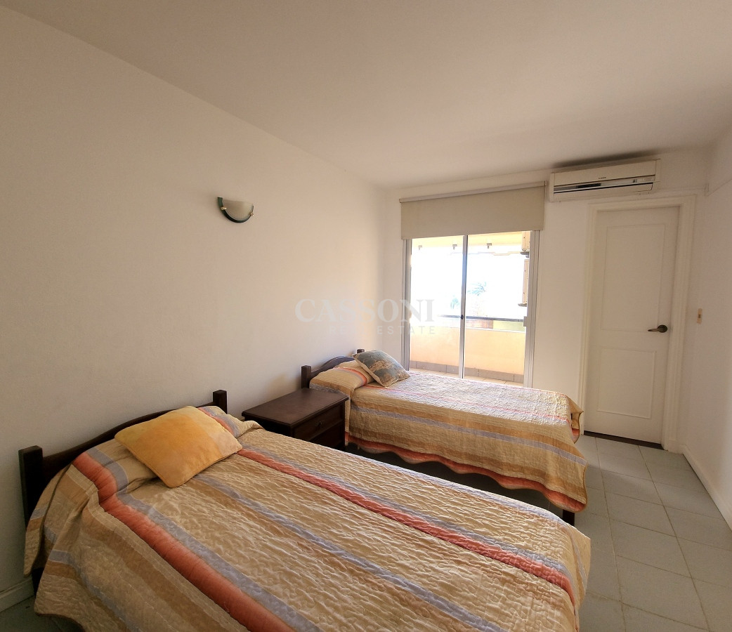Apartamento ID.2810 - Apartamento 3 dormitorios primera linea frente al mar Playa Mansa Pinares con piscina y cochera