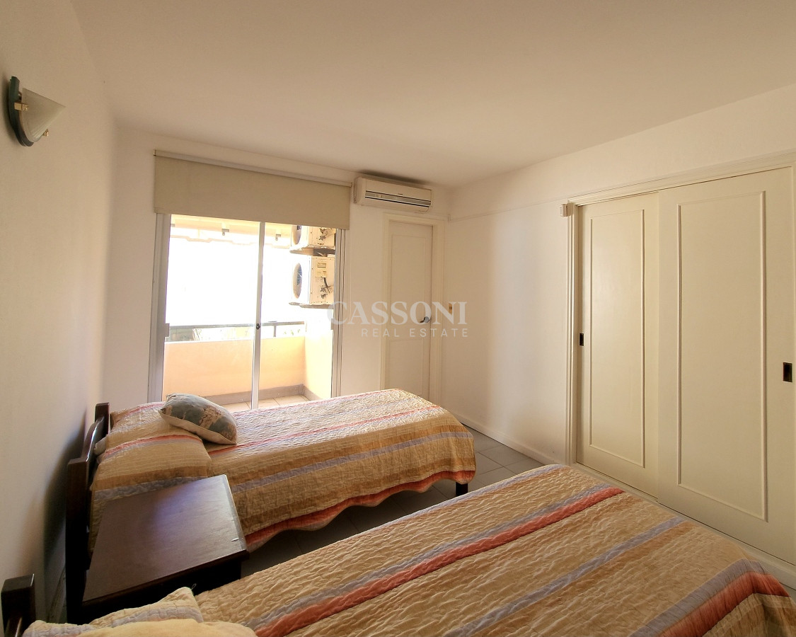 Apartamento ID.2810 - Apartamento 3 dormitorios primera linea frente al mar Playa Mansa Pinares con piscina y cochera