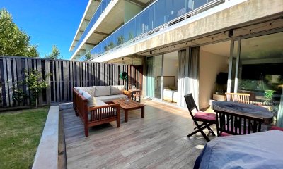 Apartamento a estrenar con patio jardín en Península piscina climatizada Punta del Este