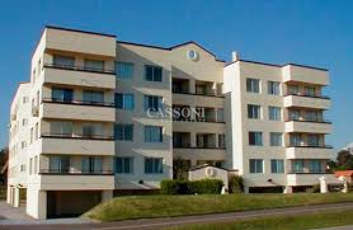 Apartamento ID.2810 - Apartamento 3 dormitorios primera linea frente al mar Playa Mansa Pinares con piscina y cochera