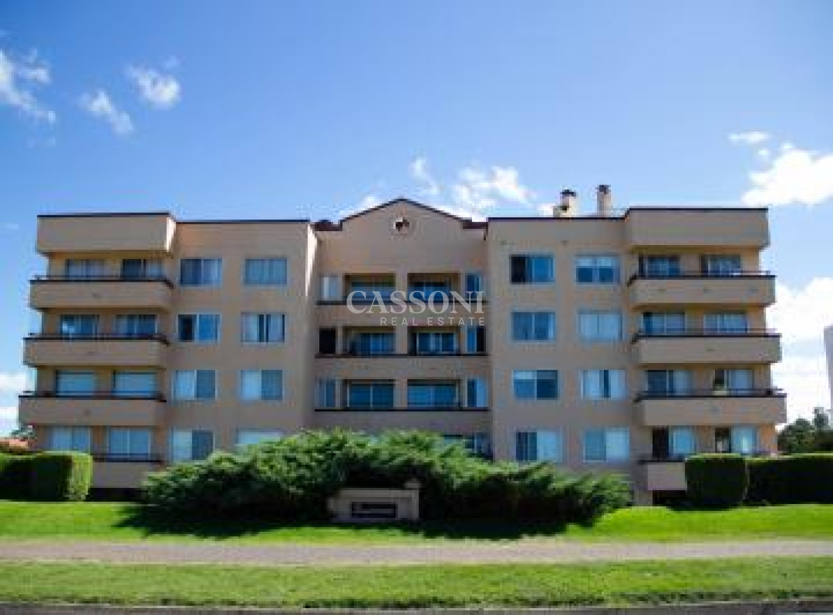 Apartamento ID.2810 - Apartamento 3 dormitorios primera linea frente al mar Playa Mansa Pinares con piscina y cochera