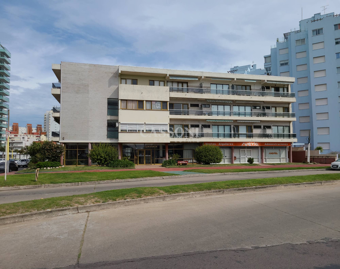 Apartamento ID.4705 - Loft 100% reciclado con vista al mar en Playa Mansa muy próximo al mar