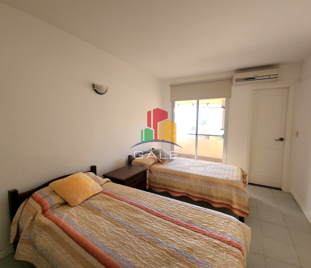 Apartamento ID.2863 - Apartamento 3 dormitorios primera linea frente al mar Playa Mansa Pinares con piscina y cochera
