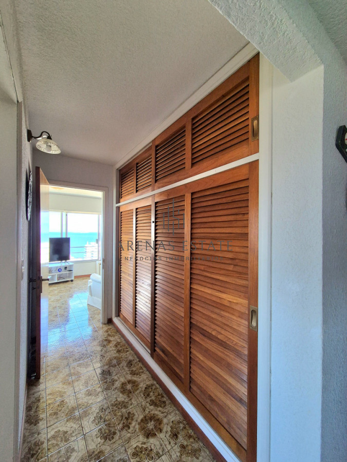 Apartamento ID.4494 - Oportunidad apartamento de 2 dormitorios y 2 baño reciclado en Península vista al mar con garage, Punta del Este