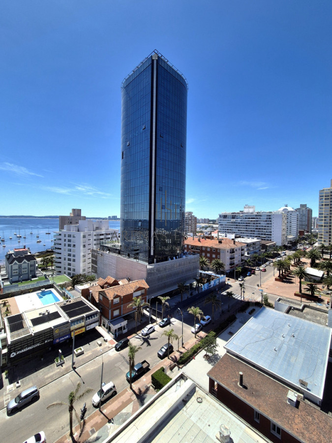 Apartamento ID.4494 - Oportunidad apartamento de 2 dormitorios y 2 baño reciclado en Península vista al mar con garage, Punta del Este