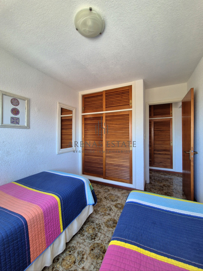 Apartamento ID.4494 - Oportunidad apartamento de 2 dormitorios y 2 baño reciclado en Península vista al mar con garage, Punta del Este