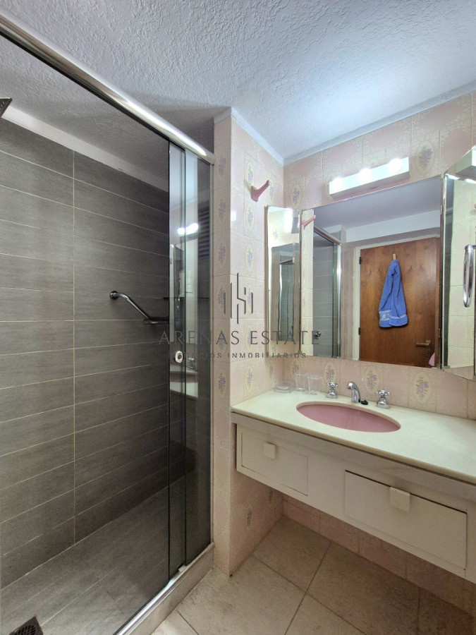 Apartamento ID.4494 - Oportunidad apartamento de 2 dormitorios y 2 baño reciclado en Península vista al mar con garage, Punta del Este
