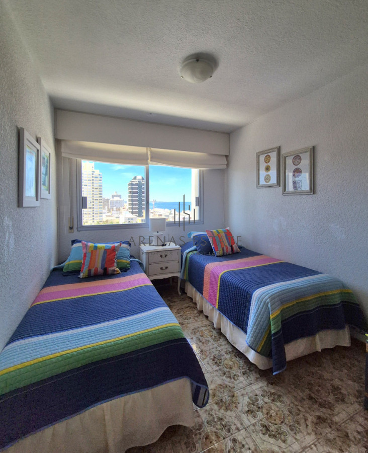Apartamento ID.4494 - Oportunidad apartamento de 2 dormitorios y 2 baño reciclado en Península vista al mar con garage, Punta del Este