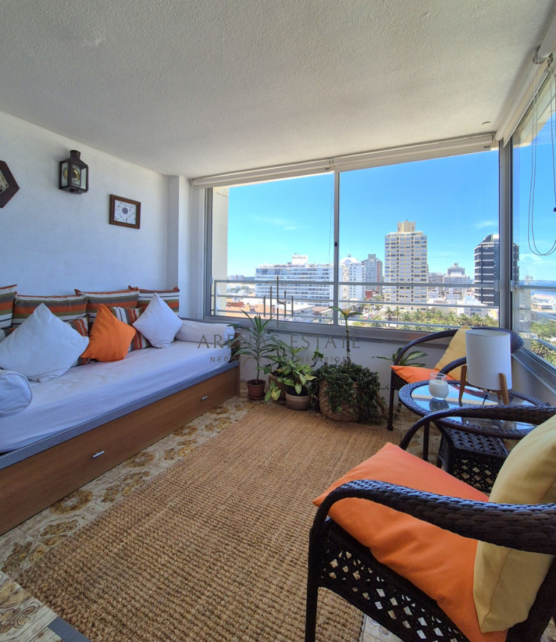 Apartamento ID.4494 - Oportunidad apartamento de 2 dormitorios y 2 baño reciclado en Península vista al mar con garage, Punta del Este