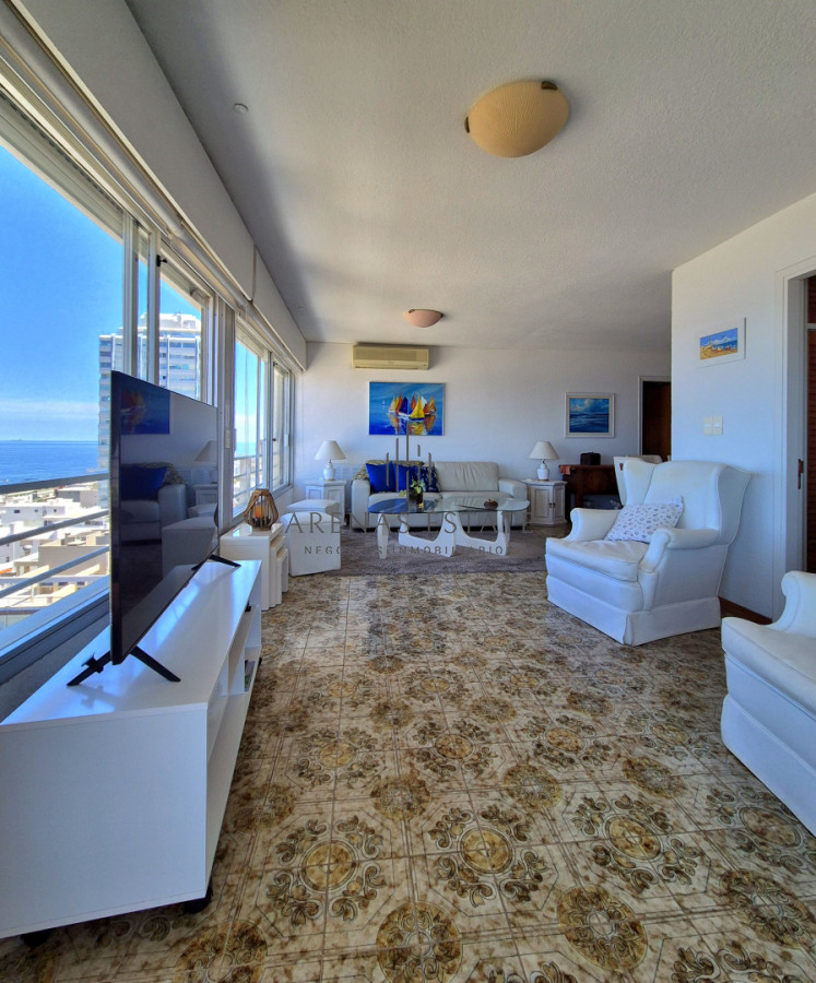 Apartamento ID.4494 - Oportunidad apartamento de 2 dormitorios y 2 baño reciclado en Península vista al mar con garage, Punta del Este