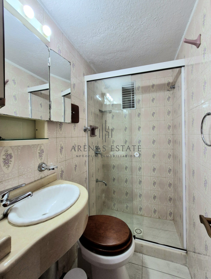 Apartamento ID.4494 - Oportunidad apartamento de 2 dormitorios y 2 baño reciclado en Península vista al mar con garage, Punta del Este