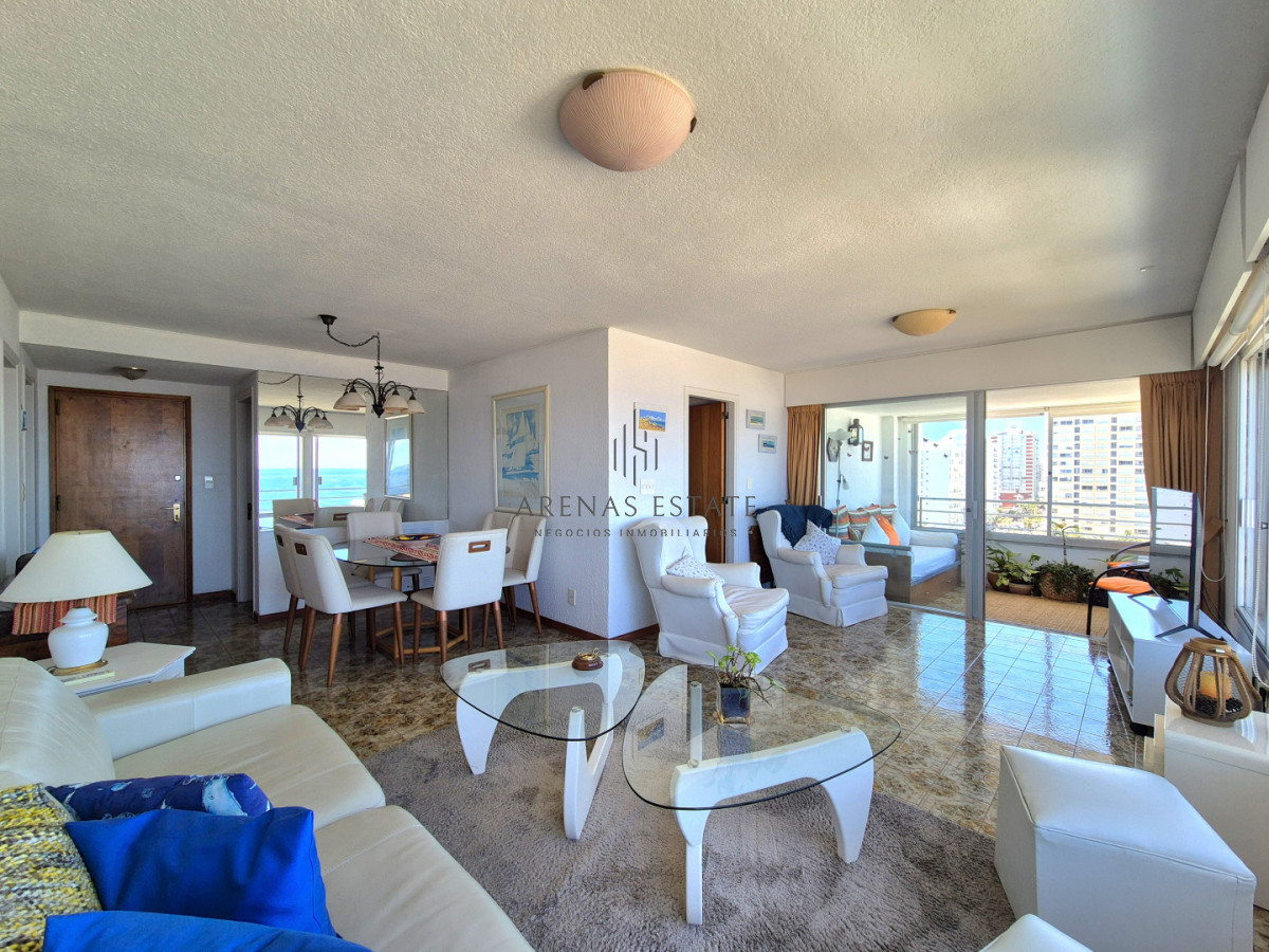 Apartamento ID.4494 - Oportunidad apartamento de 2 dormitorios y 2 baño reciclado en Península vista al mar con garage, Punta del Este
