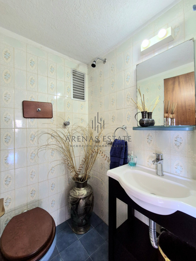 Apartamento ID.4494 - Oportunidad apartamento de 2 dormitorios y 2 baño reciclado en Península vista al mar con garage, Punta del Este