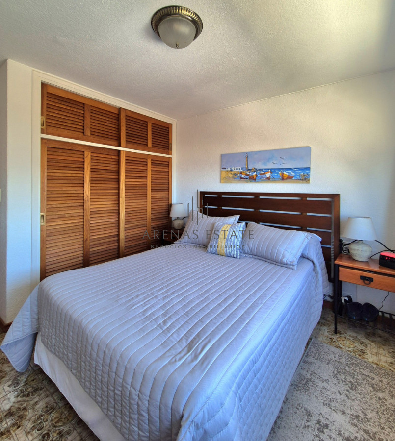Apartamento ID.4494 - Oportunidad apartamento de 2 dormitorios y 2 baño reciclado en Península vista al mar con garage, Punta del Este