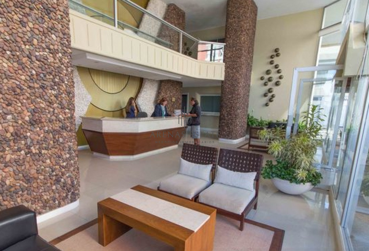 Apartamento ID.4494 - Oportunidad apartamento de 2 dormitorios y 2 baño reciclado en Península vista al mar con garage, Punta del Este