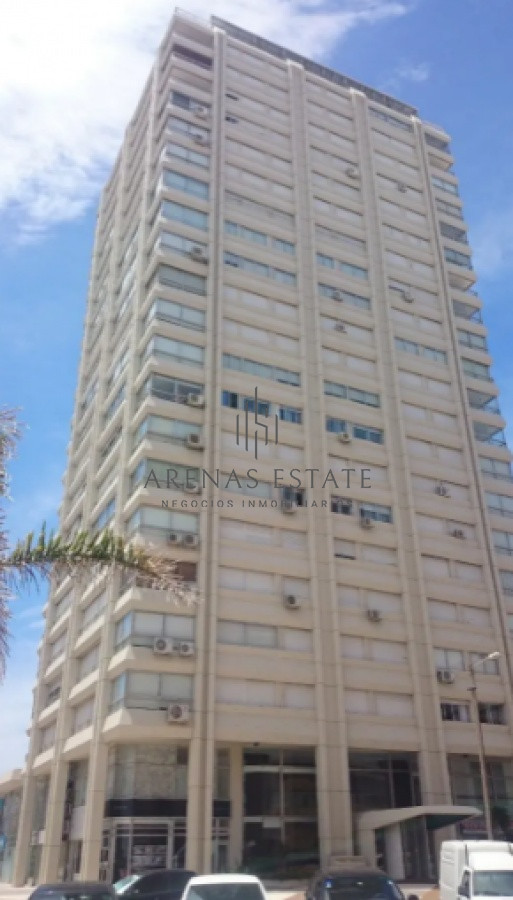 Apartamento ID.4494 - Oportunidad apartamento de 2 dormitorios y 2 baño reciclado en Península vista al mar con garage, Punta del Este
