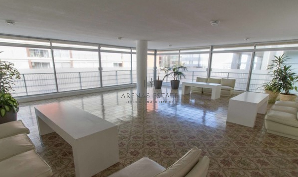 Apartamento ID.4494 - Oportunidad apartamento de 2 dormitorios y 2 baño reciclado en Península vista al mar con garage, Punta del Este