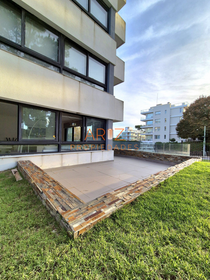 Apartamento ID.2372 - Oportunidad Apartamento 2 dormitorios moderno gran terraza cochera piscina Playa Mansa Punta del Este