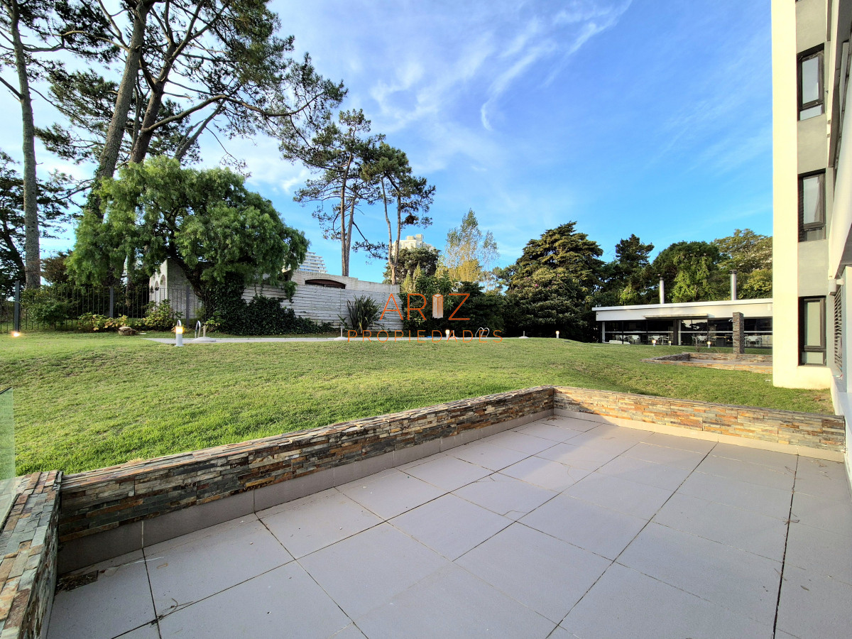 Apartamento ID.2372 - Oportunidad Apartamento 2 dormitorios moderno gran terraza cochera piscina Playa Mansa Punta del Este
