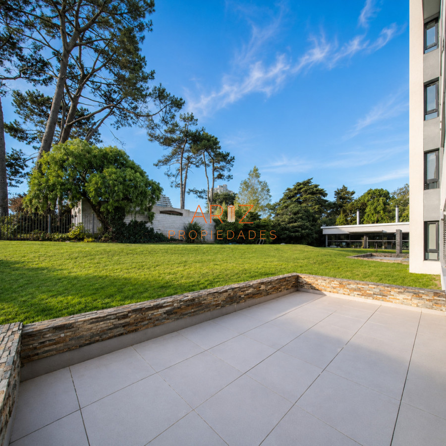 Apartamento ID.2372 - Oportunidad Apartamento 2 dormitorios moderno gran terraza cochera piscina Playa Mansa Punta del Este