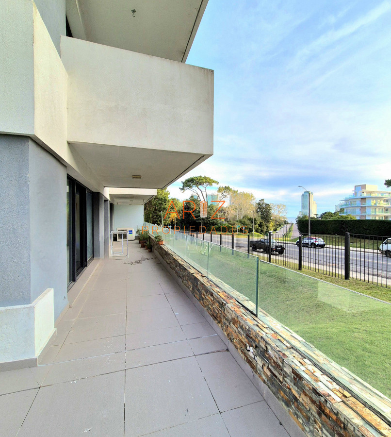 Apartamento ID.2372 - Oportunidad Apartamento 2 dormitorios moderno gran terraza cochera piscina Playa Mansa Punta del Este