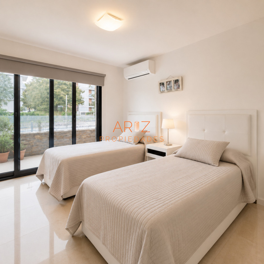 Apartamento ID.2372 - Oportunidad Apartamento 2 dormitorios moderno gran terraza cochera piscina Playa Mansa Punta del Este