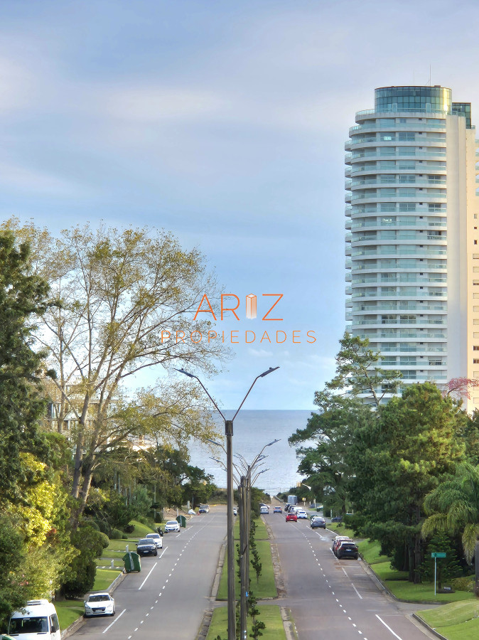 Apartamento ID.2372 - Oportunidad Apartamento 2 dormitorios moderno gran terraza cochera piscina Playa Mansa Punta del Este