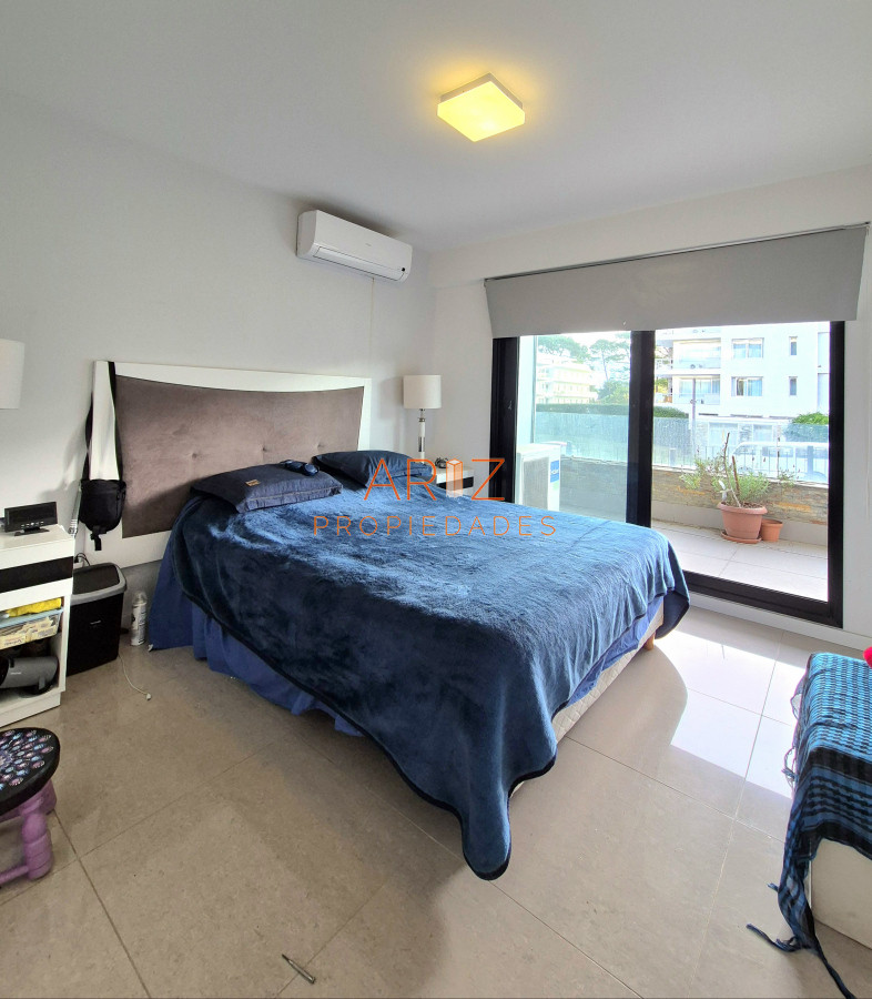 Apartamento ID.2372 - Oportunidad Apartamento 2 dormitorios moderno gran terraza cochera piscina Playa Mansa Punta del Este