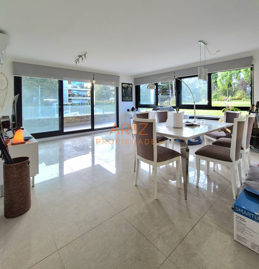 Apartamento ID.2372 - Oportunidad Apartamento 2 dormitorios moderno gran terraza cochera piscina Playa Mansa Punta del Este