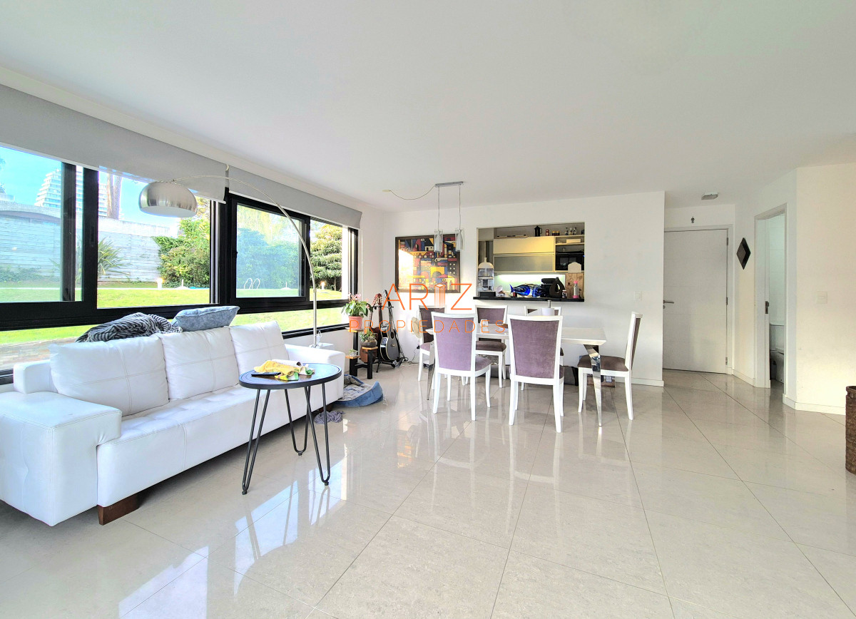 Apartamento ID.2372 - Oportunidad Apartamento 2 dormitorios moderno gran terraza cochera piscina Playa Mansa Punta del Este