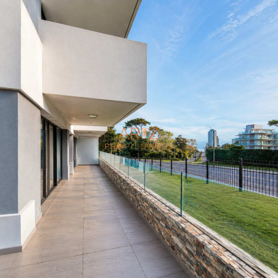 Apartamento ID.2372 - Oportunidad Apartamento 2 dormitorios moderno gran terraza cochera piscina Playa Mansa Punta del Este