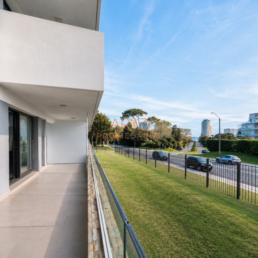 Apartamento ID.2372 - Oportunidad Apartamento 2 dormitorios moderno gran terraza cochera piscina Playa Mansa Punta del Este