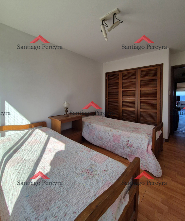 Apartamento ID.16746 - Apartamento 2 dormitorios Vista infinita al mar primera línea con estufa a leña esquinero al oeste garage Playa Mansa Punta del Este