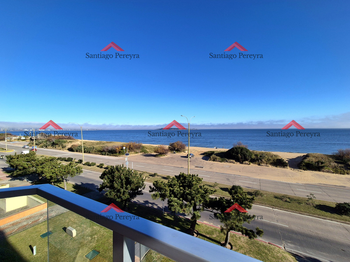 Apartamento ID.16746 - Apartamento 2 dormitorios Vista infinita al mar primera línea con estufa a leña esquinero al oeste garage Playa Mansa Punta del Este