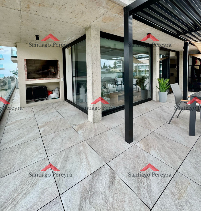 Apartamento ID.16156 - Apartamento de 2 dormitorios con parrillero a estrenar primera linea Playa Mansa, Punta del Este 