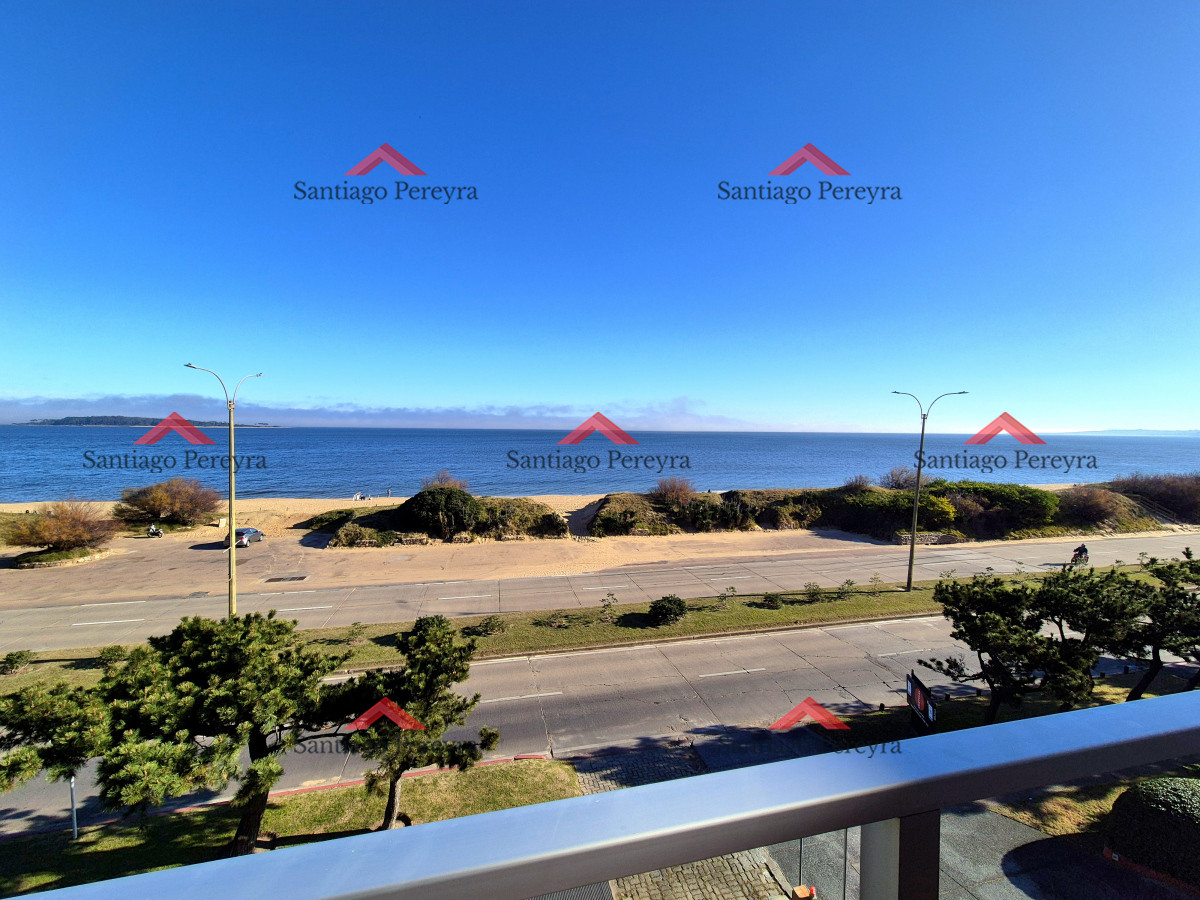 Apartamento ID.16746 - Apartamento 2 dormitorios Vista infinita al mar primera línea con estufa a leña esquinero al oeste garage Playa Mansa Punta del Este