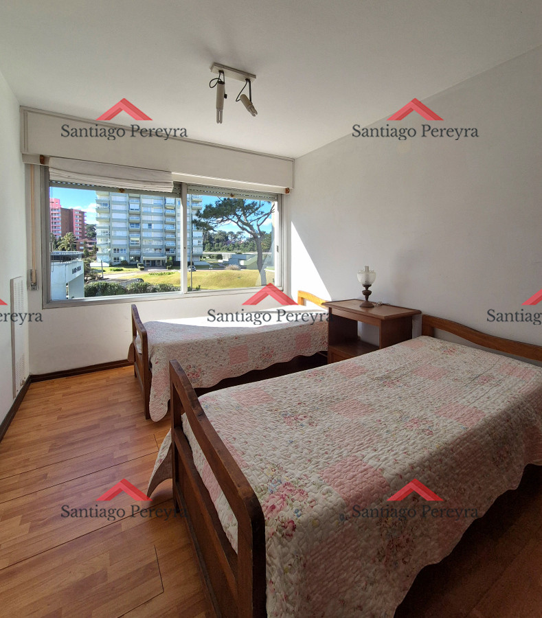 Apartamento ID.16746 - Apartamento 2 dormitorios Vista infinita al mar primera línea con estufa a leña esquinero al oeste garage Playa Mansa Punta del Este