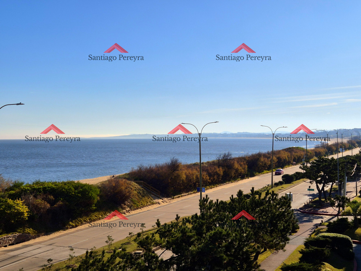 Apartamento ID.16746 - Apartamento 2 dormitorios Vista infinita al mar primera línea con estufa a leña esquinero al oeste garage Playa Mansa Punta del Este