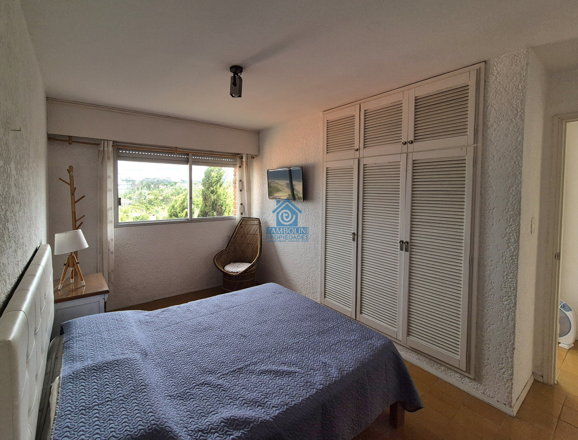 Apartamento ID.757 - Alquiler anual  2 dormitorios terraza cochera primera linea Playa Mansa