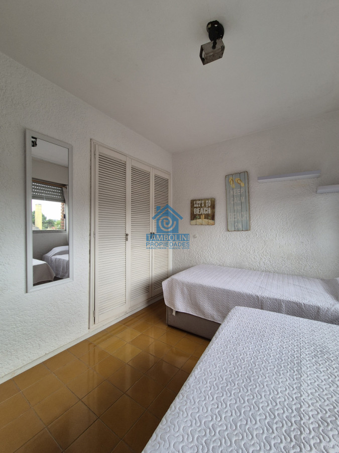 Apartamento ID.757 - Alquiler anual  2 dormitorios terraza cochera primera linea Playa Mansa