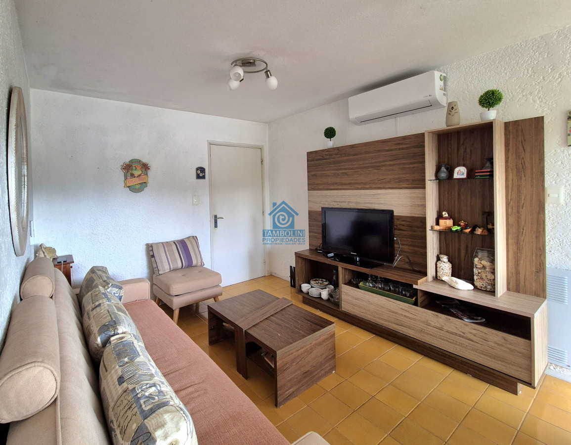 Apartamento ID.757 - Alquiler anual  2 dormitorios terraza cochera primera linea Playa Mansa