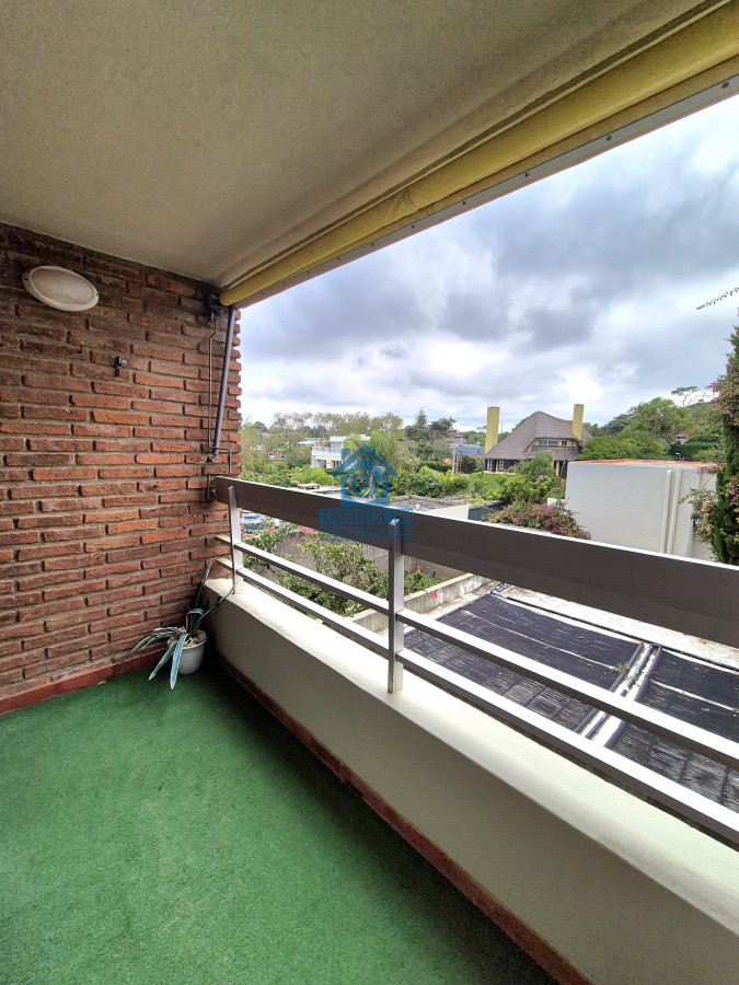 Apartamento ID.757 - Alquiler anual  2 dormitorios terraza cochera primera linea Playa Mansa