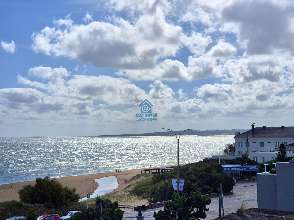 Apartamento ID.757 - Alquiler anual  2 dormitorios terraza cochera primera linea Playa Mansa