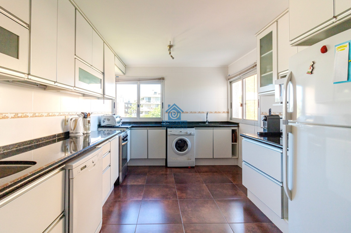 Apartamento ID.1161 - Espectacular vista franca al mar con parrillero y estufa a leña Playa Mansa Punta del Este