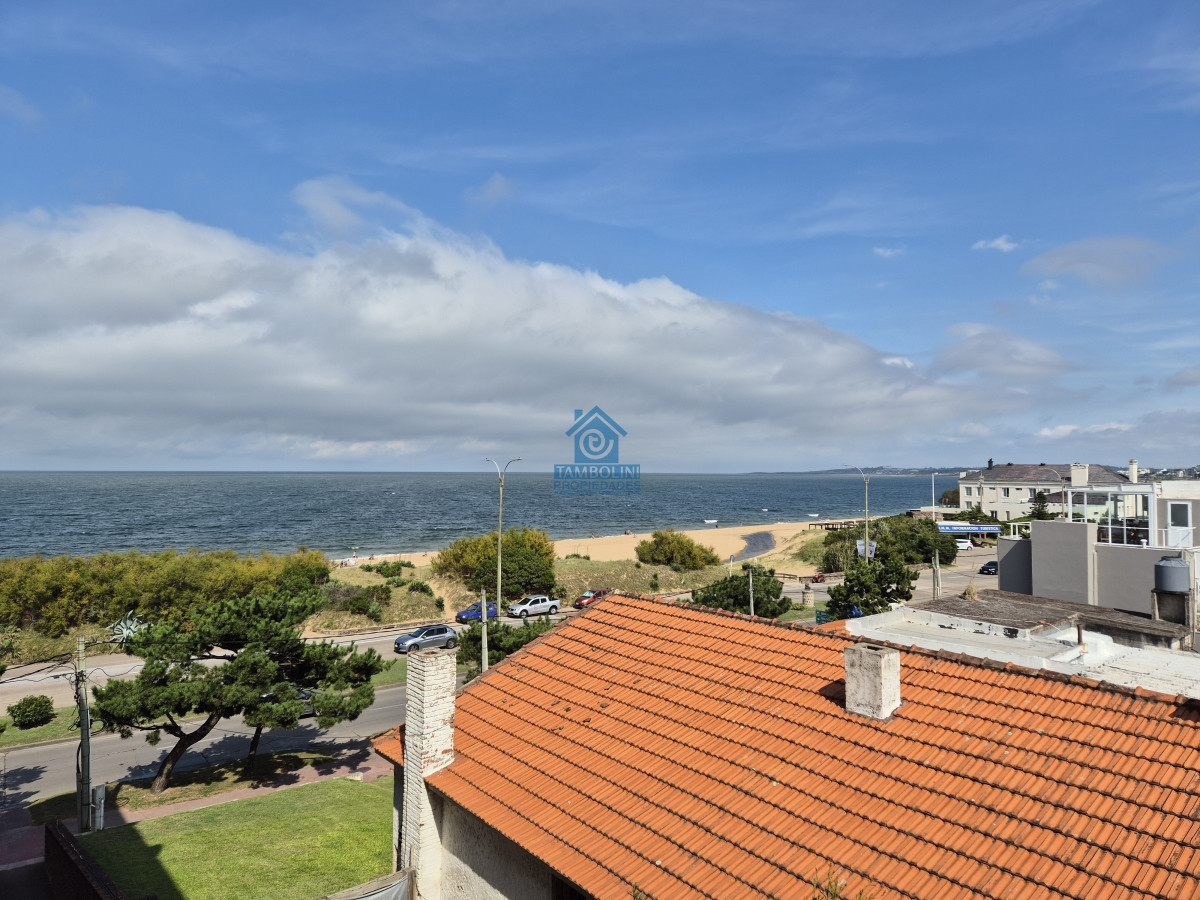 Apartamento ID.757 - Alquiler anual  2 dormitorios terraza cochera primera linea Playa Mansa
